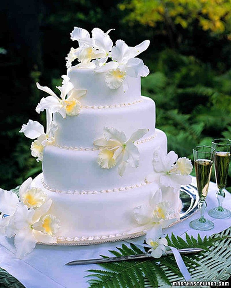 tarta de boda con orquídeas blancas